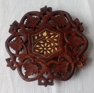 MID-CENTURY WOOD TRIVET Hand Carved Leaves & Inlay Two-Tone Tri-Footed Six-Sided